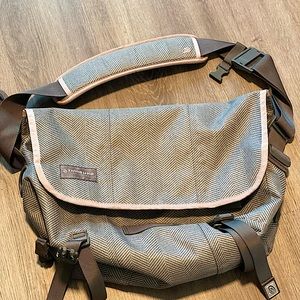 Timbuk2 Medium Classic Messenger Bag in Granite